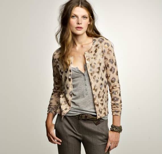 Classic cardigans in solid colors are more suitable for work. Prints and patterns are more casual and can be matched with various outfits in your wardrobe.