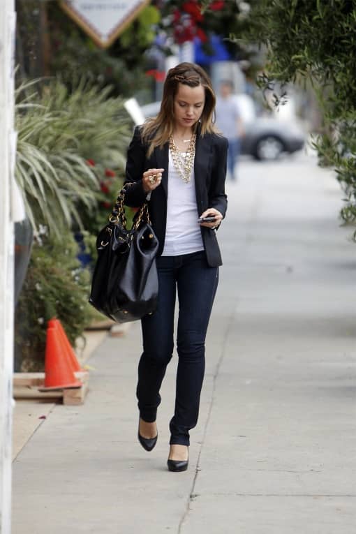 Mena Suvari: A blazer and a statement necklace instantly transforms this simple outfit into an eye catcher. Oh yes! Don't miss out on that gorgeous handbag to go with your outfit.