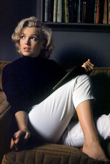 This Photo of Marilyn, used for the cover of the book "Fragments", is my favourite picture of her. It somehow reminds me of a painting by Jack Vettriano.