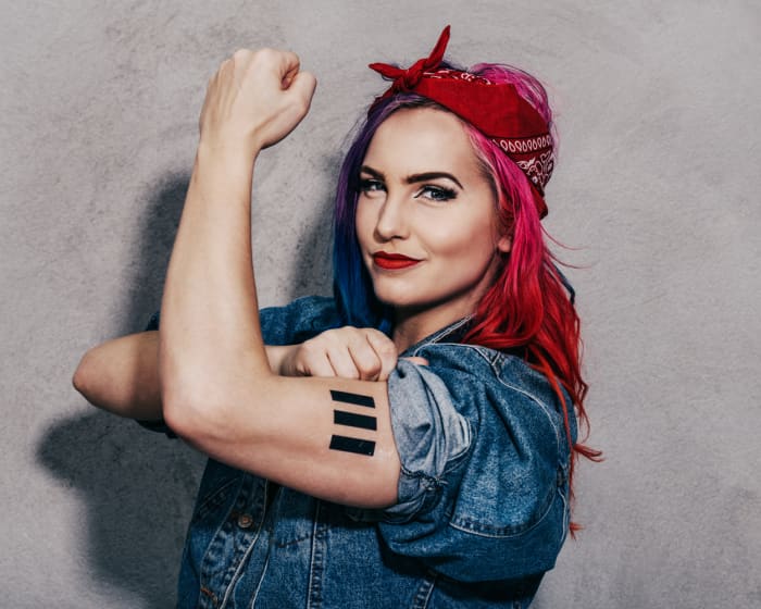 Rosie the Riveter hairstyle is so easy to do...you pretty much tie a bandana around your hair and whalla!