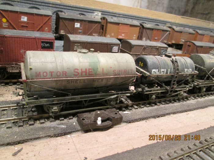 A pair of fuel tank wagons (Shell) of different builds and age, the one on the left being the newer build, although as yet not vacuum braked
