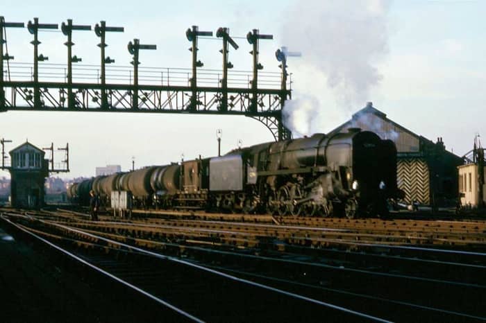 9F 2-10-0 92094 brings a train of oil tankers through Chester Station, January 1966 - topped and tailed with brake vans but no barrier wagons - possibly empties, otherwise there'd be danger for both guards from explosion