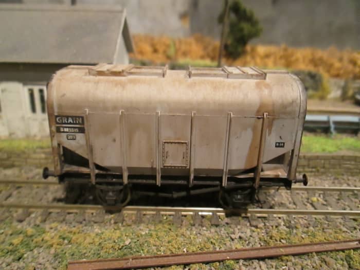 Dapol British Railways grain wagon in unfitted grey livery with three link couplings and weathered