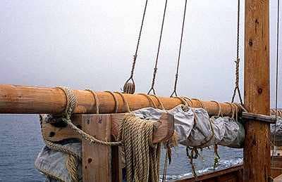 Mast and yard with sail furled either for when the vessel is in dock or ready to be rowed in from/out to sea