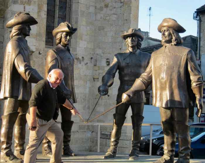 памятник мушкетерам во франции. памятник мушкетерам во франции. памятник трем мушкетерам во франции. памятник мушкетерам во франции. памятник д'артаньяну и трем мушкетерам во франции.