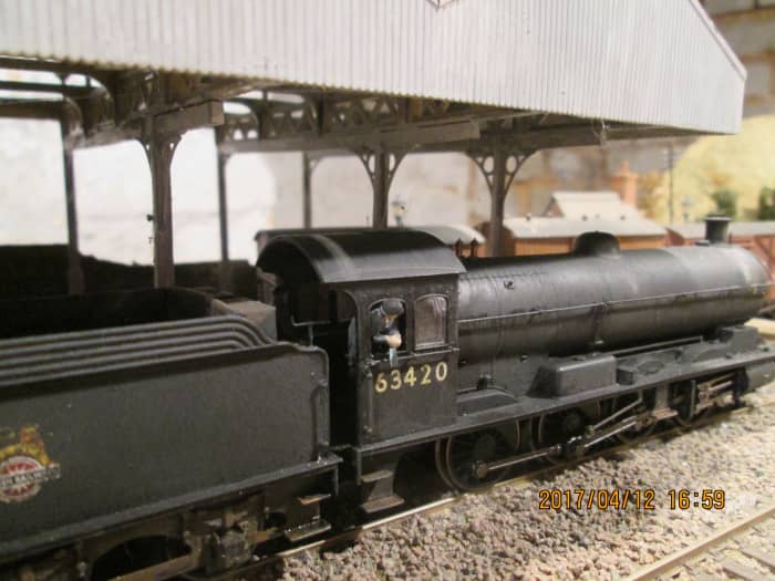 Q6 63420 from the tender end shows how the moulding detail has been brought out by the weathering. A bit more 'mank' (weathering) and she'll look the part. Here she stands at a signal check with the driver leaning out of his window (close-up below)
