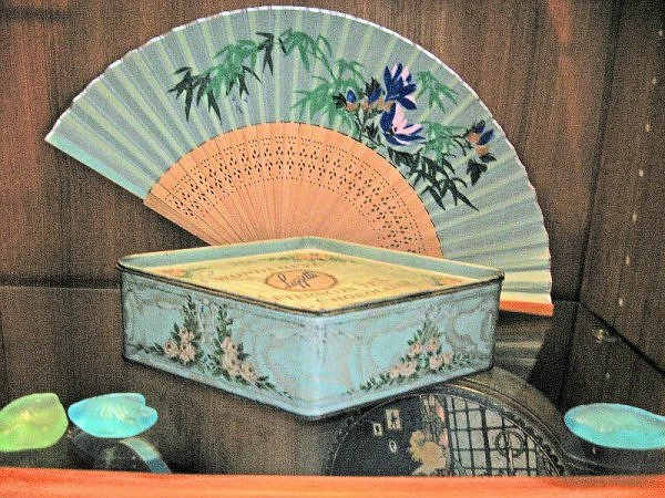 I consider this one my best tin. The shape, the colors and artwork, the condition are top notch.