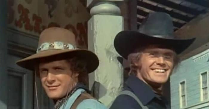 A still photo taken from the opening sequence depicting Ben Murphy as Kid Curry and Roger Davis as Hannibal Heyes