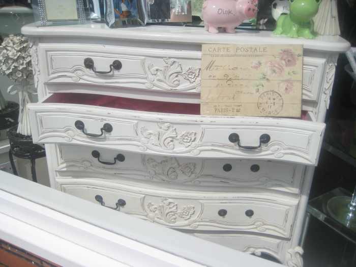 You will notice also the French inspired style, which goes well with the Shabby Chic look. Shabby Chic Furniture by Andy Roberts is licensed under CC BY 2.0.