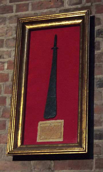 http://en.wikipedia.org/wiki/File:Miecz001_szymonp.jpg
