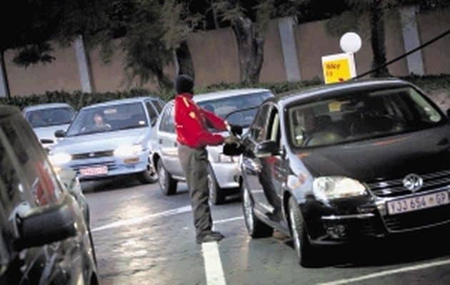 Cars que at a filling station in Johannesburg. The national strike has cut supplies to many filling stations