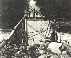 At a later stage of the operation a slightly more sophisticated type of bosun's chair takes Mr. Karel Kolkenbeck-Ruh across when the Selati River is in full flood