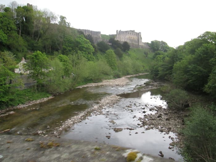 The River Swale passes Richmond on its way around the wide bend towards Easby before turning south past Brompton