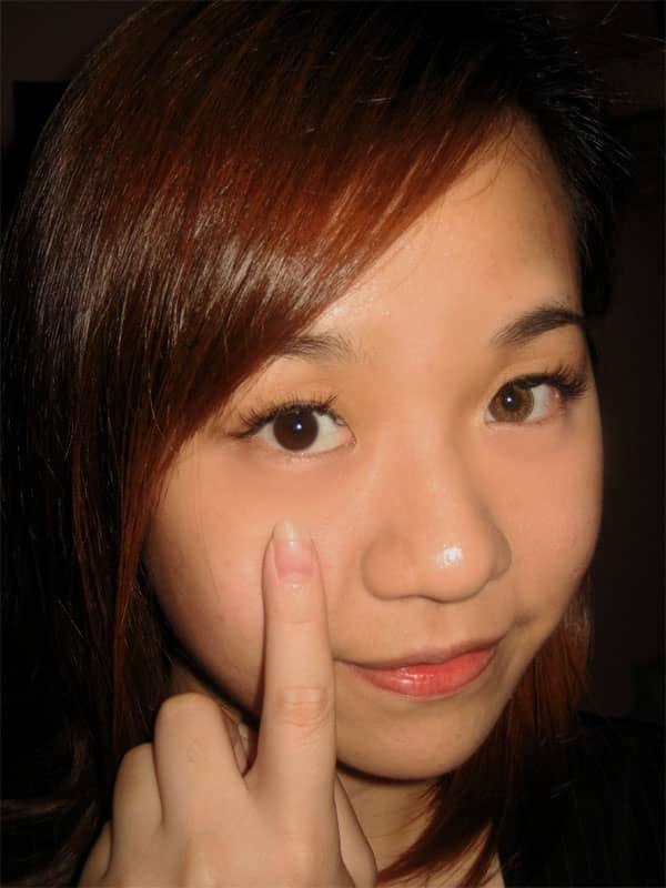 Elaine showing her natural eye color (pointing at it), and another eye with Ciba Vision FreshLook True Hazel. **CLICK TO SEE FULL-SIZE**