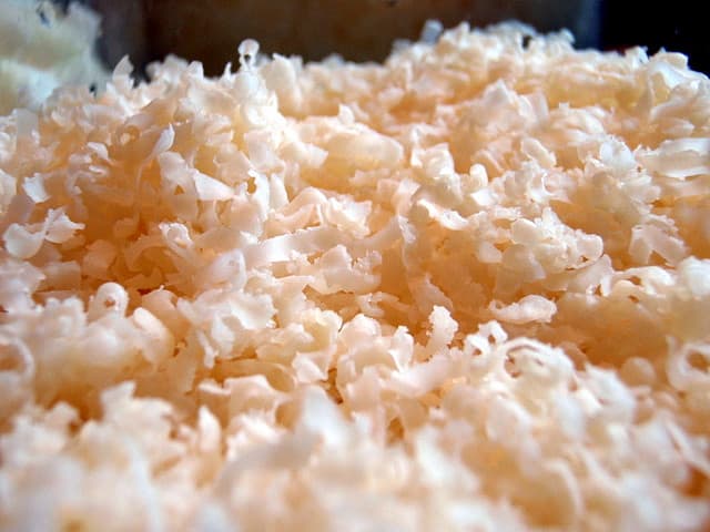 I always shred the cheddar cheese myself right before making this dish. It ensures a much more even melt when adding it to the roux, and tastes much better because the cheddar has a much bolder taste