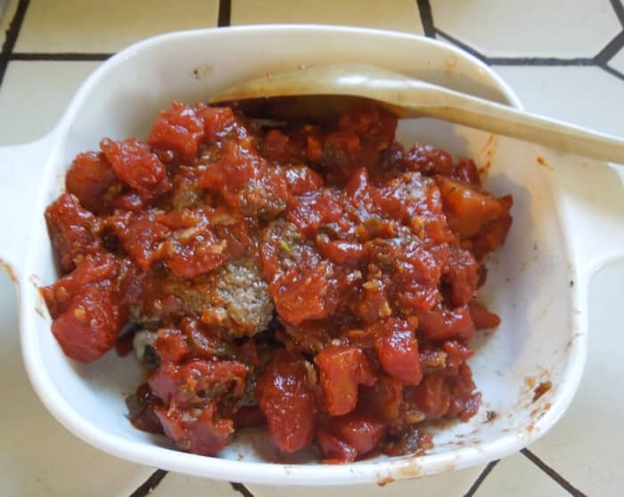 Spoon the hot sauce on cube steaks. If you like, you can move them to individual plates and spoon about 1/4 of tomato sauce on each one. Serve immediately.