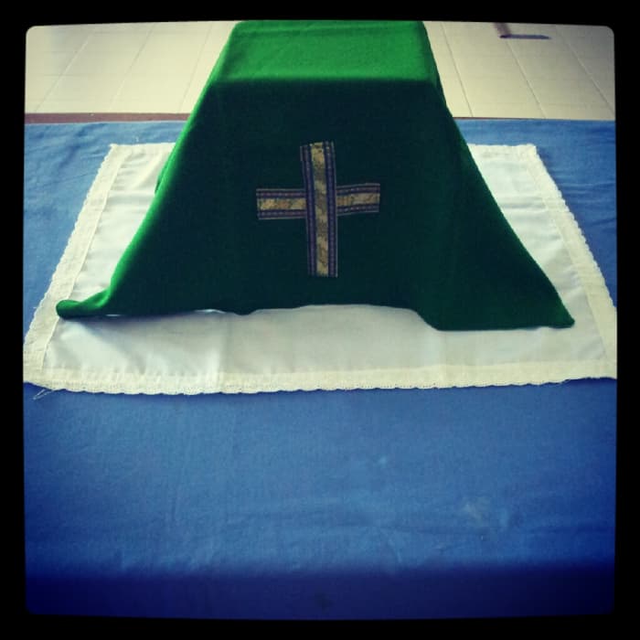 If there is a design on the veil, it should be seen by the Congregation. Arrange it in a triangular shape.