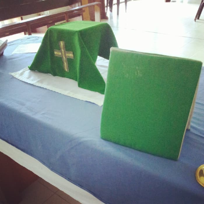 The Burse is kept standing on the left hand side of the altar. If the burse has a cross or design, that should face the Congregation.