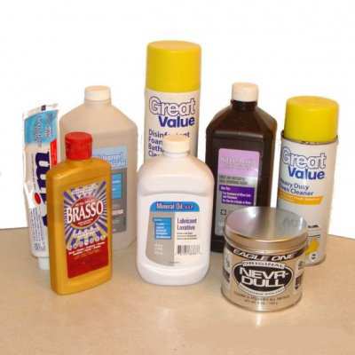 Cleaning materials for safety razors