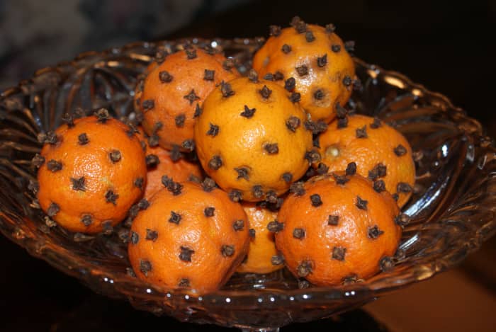 a classic winter combination that is easy to make and display in the kitchen, sitting room or hallway that instantly provides a great air freshener.