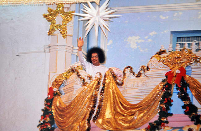 He would also walk the upper portico on the first floor to ensure that everyone had His darshan.