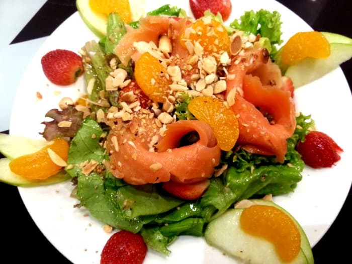 This is a new take on the traditional Yee Sang dish. It has mixed salad with smoke salmon, mandarin oranges, strawberries, green apples and topped with toasted almond flakes, crushed peanut & honey lemon vinaigrette. I had this at a restaurant in KL