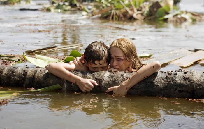 Lucas (Tom Holland) and María (Naomi Watts) survive the tsunami wave.