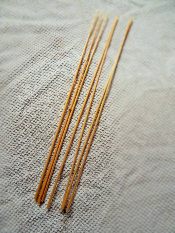 Fig. 1. You will need 8 pieces of straw of equal length to make the body of your Straw Man (gwr gwellt).