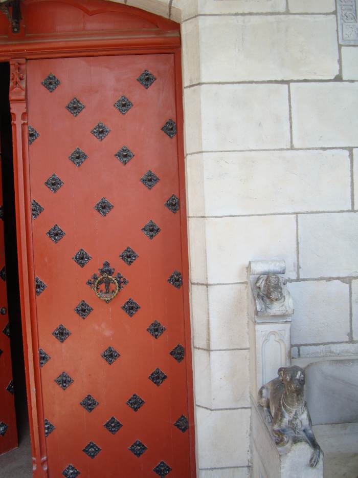 Main door of Abbadia's Observatory castle. Here we can see the greyhound and a frog carved on the stone.