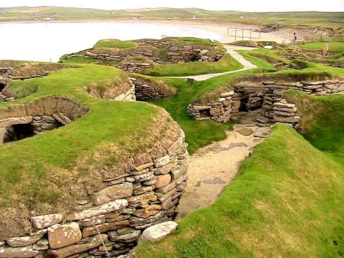 The site at Skara Brae was continuously occupied for around 600 years (about 3100-2500 bc). It provides us with unique evidence of the daily life in the Orkneys in the late Neolithic era.