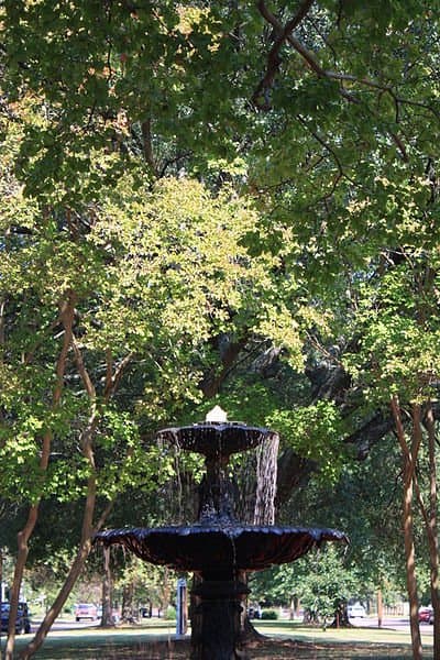 File: Columbus Historic District Fountain 4th Street.JPG Author: Deutschlandreform 12 October 2012 CC-BY-SA-3.0
