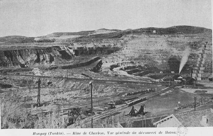 Hongay, in 1938. The caption reads :Hongay (Tonkin) Coal mine. General picture of the Hatou open pit mine.