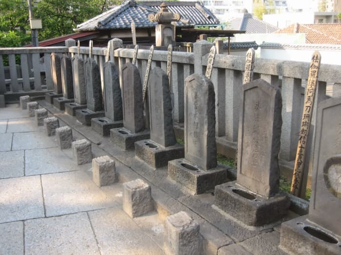 By Mundo Japan. The graves of the forty seven samurai are next to their lord whom they avenged. When the act was accomplished and they ended their lives, it was celebrated. That is a long history to change.