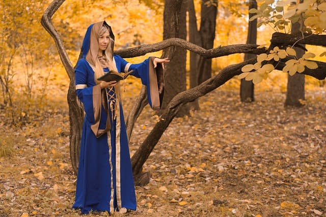 Wiccans generally wear whatever they like. Sometimes that means ritual robes. Sometimes jeans and a sweater. Once in a while, nothing at all!
