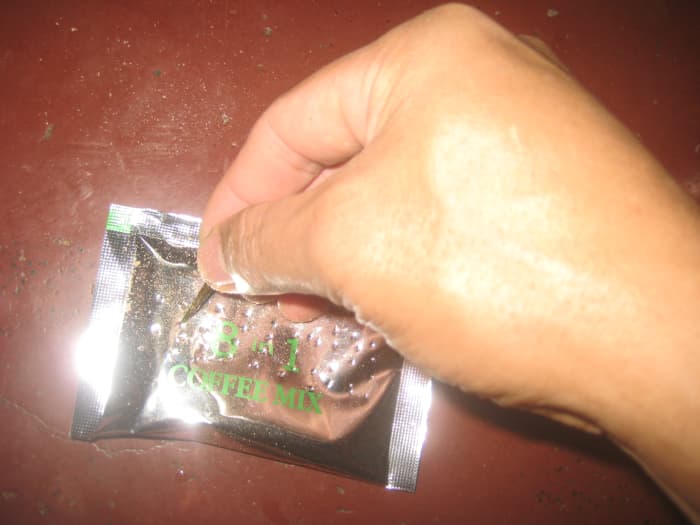 2. Puncture the aluminum sachet with a toothpick or lemon thorn, in order to prevent activating the positive ions present in the coffee