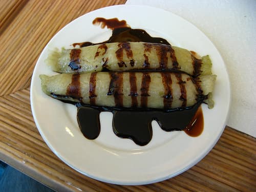 Suman with Latik - Wrapped Glutinous Rice Cake with Sweetened Coconut Sauce (Photo courtesy by dbgg from Flickr.com)