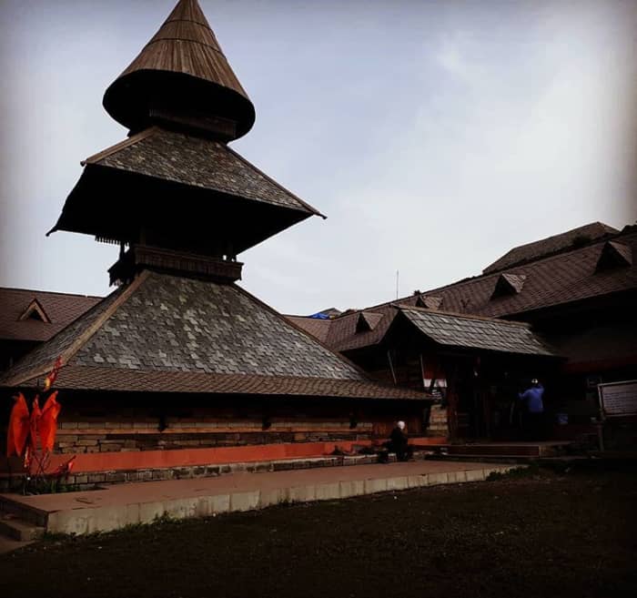 The temple lies in close proximity to the Parashar Lake and it looks beautiful and historical dating back to many centuries ago.
