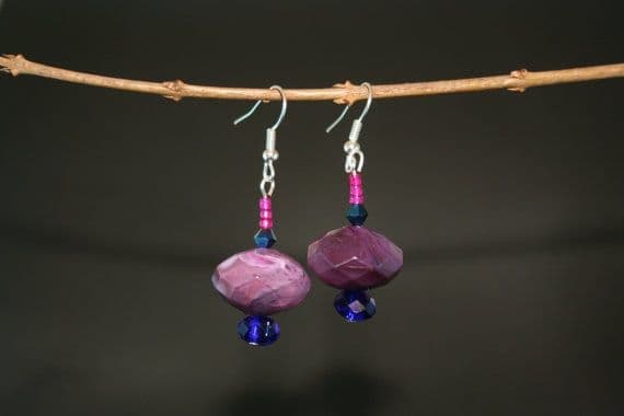 Note the photo shows close up and detail. it makes you intrigued about the item. Vintage Beaded Earrings Photo: VintageStyleRose.etsy.com