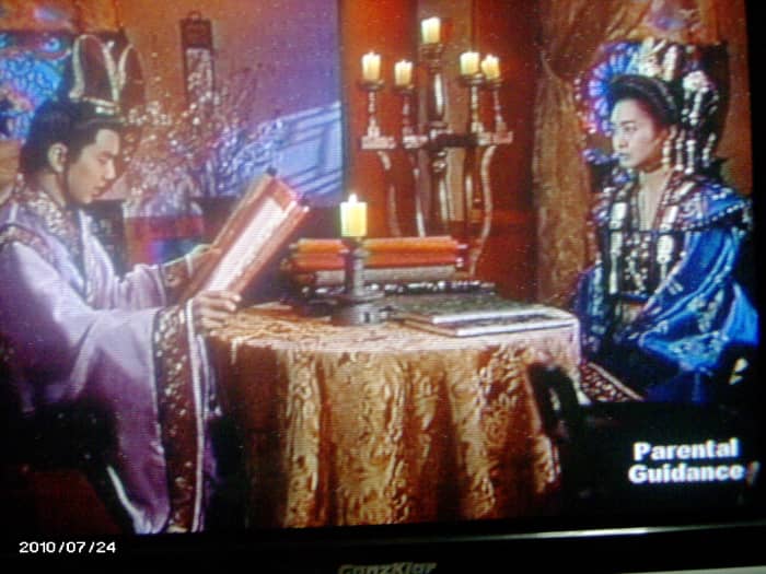 Photo from the scene where the Queen shared with Chunchu the edict written by Bidam, and consulted her nephew about it