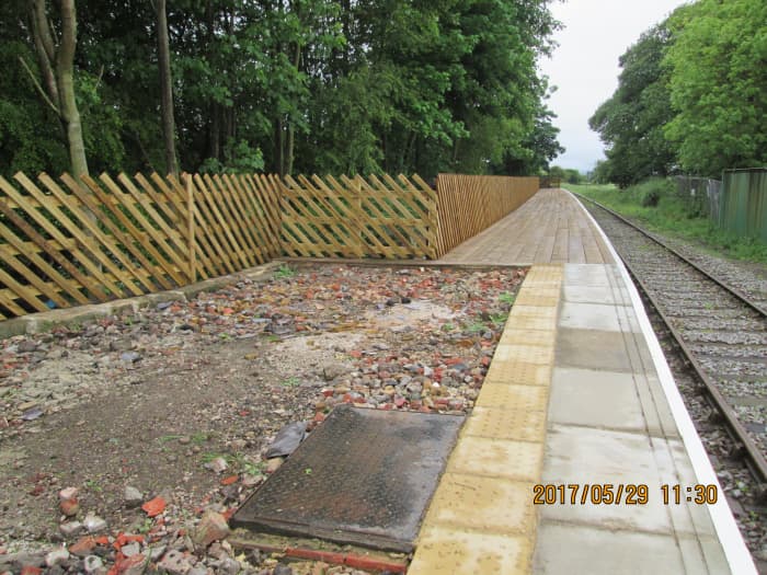 The platform is almost finished, the edging stones in place, back fencing and asphalt surface. Just this section needs the finishing touch.