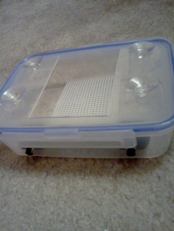 To house my algae scrubber screen I purchased a 36 oz lock top storage container. You can go with a smaller container or a bigger container if you have a different size screen