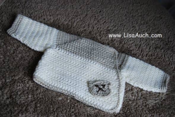 Baby Bear Crochet baby cardigan. This is made from the TOP down and all in one piece. It is a simple Beginners easy to understnd pattern.