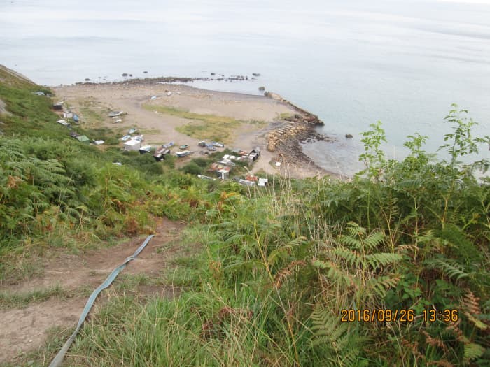 See the blue cord on the ground? It's what the ablest use to climb up and down. This is the harbour site at low tide. Access is usually by boat....A lot easier!
