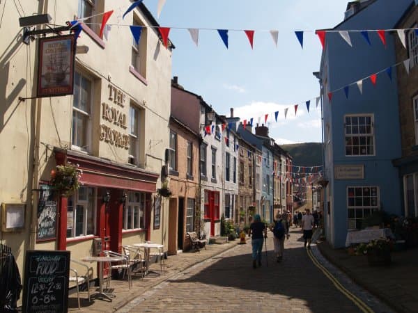 Let's go down the steep hill from the car park. First stop at the bottom might be The Royal George, a cosy seaside inn that offers good fish'n'chip dinners