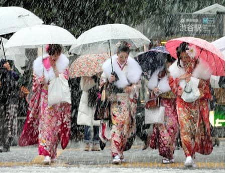 Becoming of age implies a ceremony organized by the town hall, or other municipal entities. Japanese men and women turning 20 dress up to the nines to embrace this new period in their lives, supported by the community.