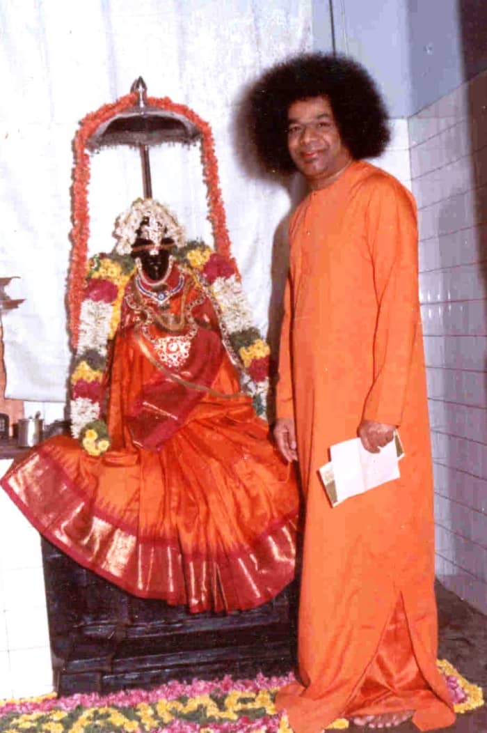 Sri Sathya Sai Baba installed the first ever Shirdi Baba idol in the world on Feb 3rd 1949 at Guindy, Chennai. (this pic is taken at a later date).The temple still exists. Even the marble idol in the famous Shirdi shrine was installed only in 1954.