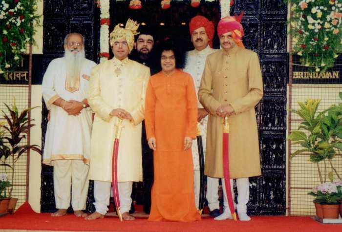 Swami blessed the Rajamatha's grandson Gopal Indreshwar Sirohi's wedding in Brindavan on 26th April 2000.