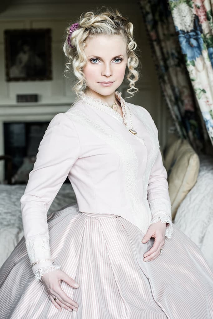 Samantha Hunt as Thea Elvsted in Hedda Gabler. Photo copyrighted by Robert Lipnicki and used with permission.