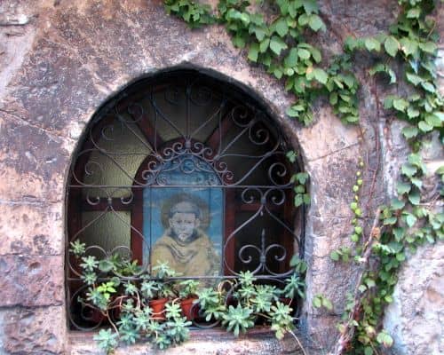 This arrangment makes the bystander lean down and into the shrine until face-to-face with Francis.