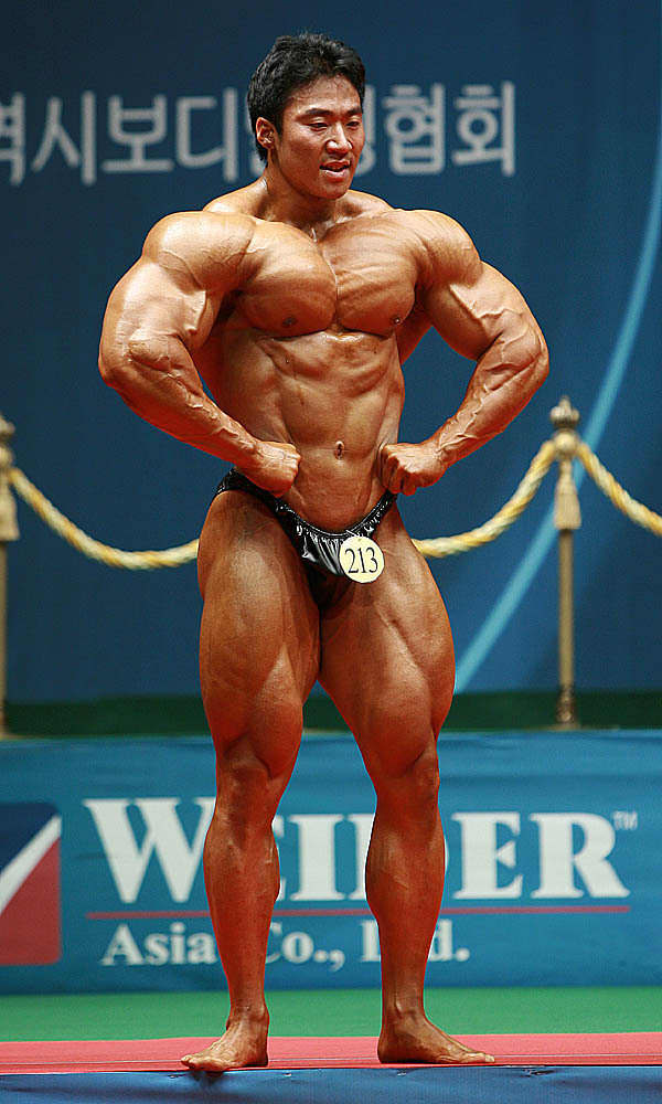 Korean bodybuilder Lee Seungcheol (이승철 선수) doing a front lat spread at the 2010 Mr. Korea competition